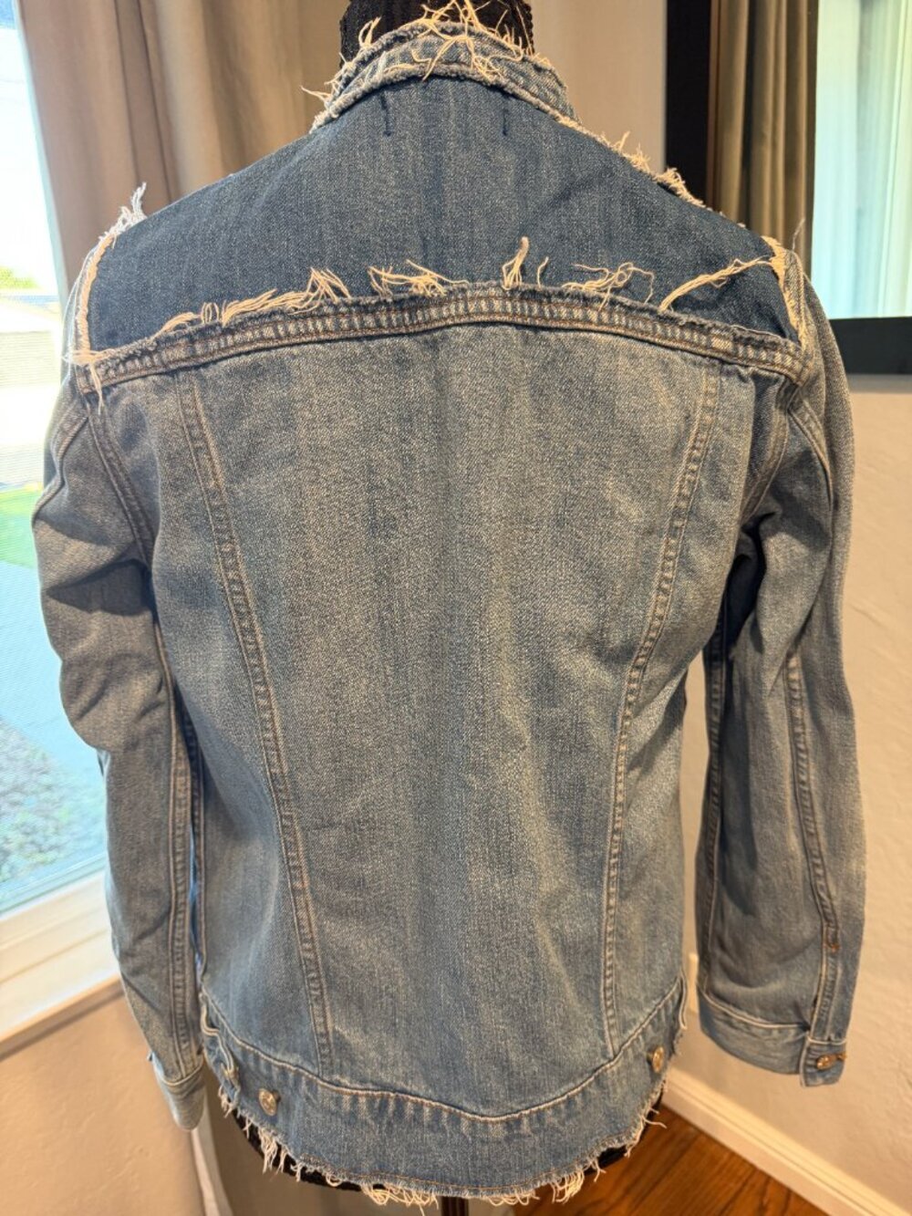 Madewell Distressed Denim Jacket Frayed Raw Hem Cropped Size L - Picture 4 of 6